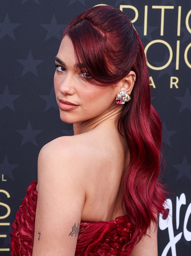 Η απόλυτη pop star φόρεσε Prada κόκκινο φόρεμα και έκανε matchy με τα νέα μαλλιά της