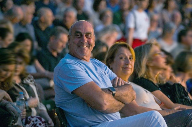 Γιώργος Βουλγαράκης: Περήφανος μπαμπάς απολαμβάνει τη συναυλία της κόρης του, Παυλίνας