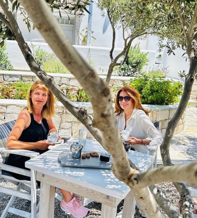 Η Μιμή Ντενίση φόρεσε το ολόσωμο μαγιό του καλοκαιριού με τον πιο κομψό τρόπο