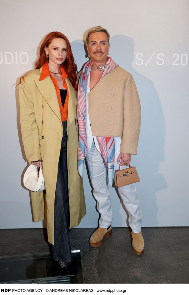 Λάκης Γαβαλάς: Ο "βασιλιάς της μόδας" με την επώνυμη τσάντα που πρέπει να έχεις στη συλλογή σου