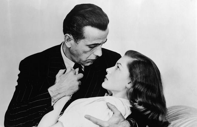 Λορίν Μπακόλ: 100 χρόνια από τη γέννηση της περίφημης φαμ φατάλ, του κοριτσιού που ξετρέλανε τον Μπόγκαρντ