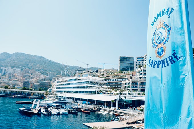 Με τo ΒOMBAY SAPPHIRE στους "ηλεκτρισμένους" αγώνες ταχύτητας σκαφών Ε1 στο Μονακό και καλεσμένη τη Βάσια Κωσταρά.