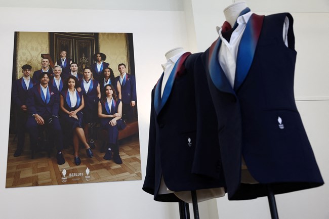 Παρίσι: Ο οίκος Berluti παρουσίασε τα ανδρικά κοστούμια της τελετής έναρξης των Ολυμπιακών Αγώνων