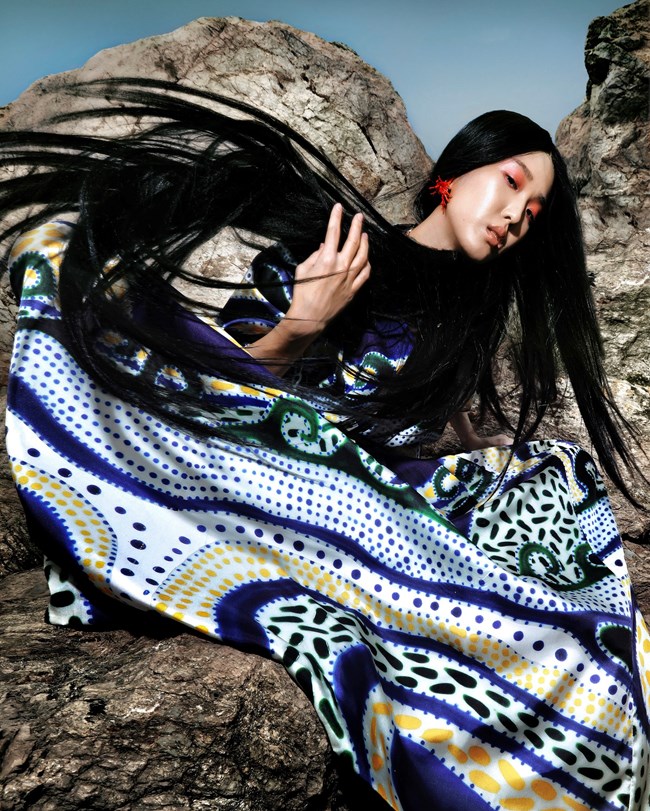 Η νέα συλλογή του Kose Resortwear εμπνέεται από τα χειροποίητα κεραμικά πλακάκια της Μυρσίνης Αλεξανδρίδη