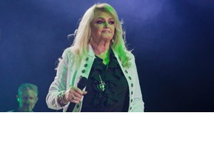 Bonnie Tyler | Η ιστορία πίσω από το θρυλικό "Total Eclipse of the Heart" που την κατέστησε σύμβολο των power ballads