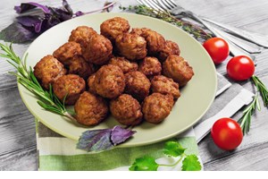 Με μοσχαρίσιο κιμά, μελιτζάνες & κρεμώδη μπεσαμέλ: Αυτός ο παραδοσιακός μουσακάς είναι ένα όνειρο