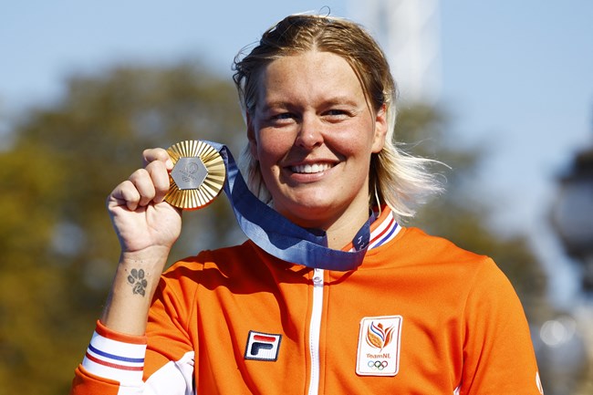 Μια διαφορετική ιστορία αγάπης: Η Ολυμπιονίκης Van Rouwendaal κέρδισε το χρυσό μετάλλιο για τον σκυλάκο της που έφυγε από τη ζωή