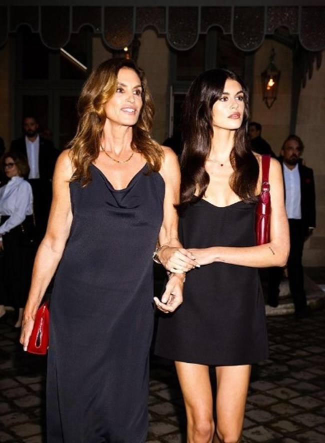 Σίντι Κρόφορντ - Κάια Γκέρμπερ: 'Μαμά και κόρη με απόλυτο mix and match style στο Παρίσι