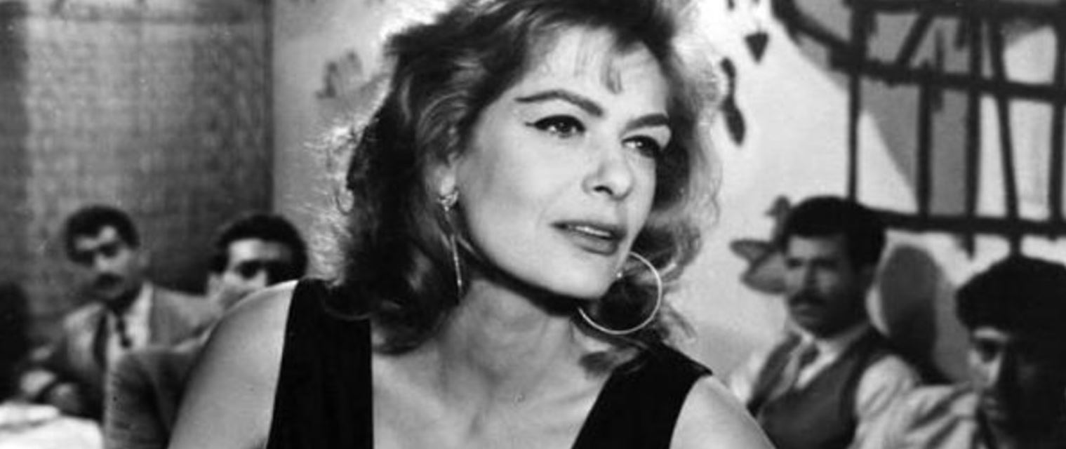 65 χρόνια πριν: Η Μελίνα Μερκούρη προβάρει ρούχα στο ατελιέ του Christian Dior