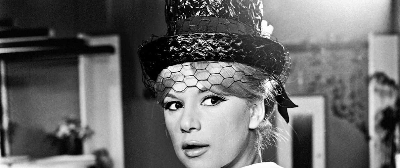 Αλίκη Βουγιουκλάκη & Κατιάνα Μπαλανίκα: Ποζάρουν σαν δίδυμες με ξανθές μπούκλες πριν από 43 χρόνια