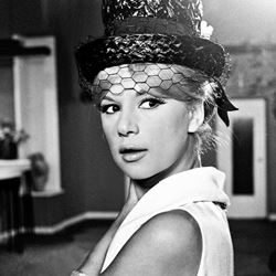 Αλίκη Βουγιουκλάκη & Κατιάνα Μπαλανίκα: Ποζάρουν σαν δίδυμες με ξανθές μπούκλες πριν από 43 χρόνια