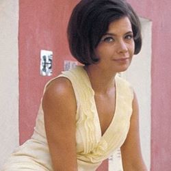 Τζένη Καρέζη: O άγνωστος έρωτας με τον Μπάρκουλη και η ιστορία με το νυφικό στο 