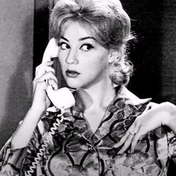 Ζωή Λάσκαρη: Με εντυπωσιακό λευκό πέπλο στα μαλλιά στον γάμο της με τον Πέτρο Κουτουμάνο