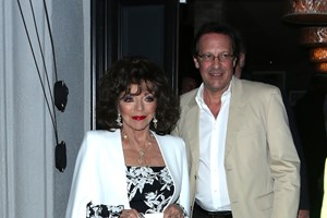 Τζόαν Κόλινς: Στα 91 της χρόνια η grande dame γίνεται εξώφυλλο σε μεγάλο περιοδικό μόδας