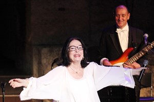 Νανά Μούσχουρη Η σπουδαία τραγουδίστρια έκλεισε τα 90 και η Χάρις Αλεξίου της έστειλε τις συγκινητικές της ευχές