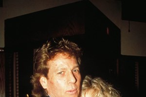 Τζάκλιν Σμιθ: Ο αγέραστος "Άγγελος του Τσάρλι" κλείνει τα 79- Ο καρκίνος του μαστού, οι τέσσερις γάμοι, τα εγγόνια και η αγάπη της για την Φάρα Φόσετ