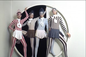 Ο οίκος Cardin δημιούργησε διαστημικές στολές προς τιμήν του Pierre Cardin