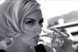 Η Σαρλίζ Θερόν φωτογραφήθηκε αλά Μισέλ Φάιφερ στο "Scarface"