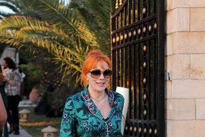 Σμαράγδα Καρύδη: Υποδέχεται τον Αύγουστο με μια υπέροχη λαμπερή εμφάνιση