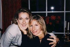 Η Adele αντικρύζει στο κοινό την Celine Dion και ξεσπά σε κλάματα