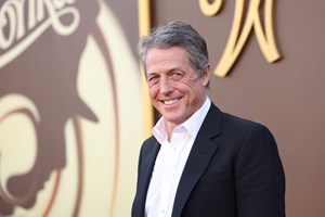 Θυμάστε να έπαιζε ο Ντόναλντ Τραμπ στην ταινία "Δύο εβδομάδες προθεσμία"; Γιατί ο Χιου Γκραντ το ξέχασε