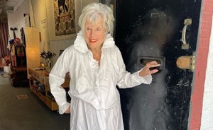 Μέλανι Κομπαγιάσι: Η 61χρονη influncer που δεν φοβάται να είναι διαφορετική