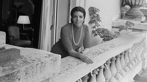 Χριστίνα Ωνάση: Το διαχρονικό στυλ και η ρομαντική εμφάνιση με παστέλ γούνα σε κοσμικό gala στη Γαλλία πριν από 53 χρόνια