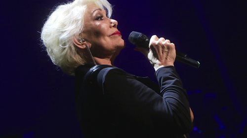 H Μαρινέλλα στο πλευρό του Στέλιου Καζατζίδη με μαύρο ταγιέρ και το χαρακτηριστικό hair look των 60s