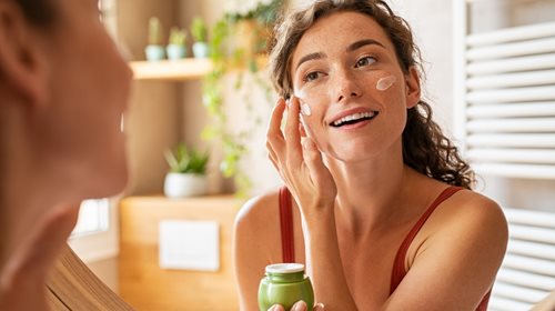 7 vintage beauty hacks που επιστρέφουν – γιατί οι γιαγιάδες μας ήξεραν καλύτερα