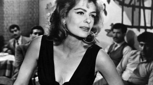 65 χρόνια πριν: Η Μελίνα Μερκούρη προβάρει ρούχα στο ατελιέ του Christian Dior