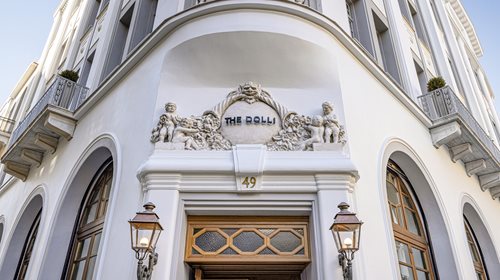 Το THE DOLLI λάμπει με δύο MICHELIN Keys στο Παρίσι και φωτίζει την Αθήνα