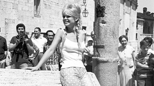 Κάποτε στη Βουλιαγμένη: Σπάνια φωτογραφία της Μπριζίτ Μπαρντό με μαγιό στην Ελλάδα το ‘69