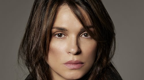 Επίγειος Παράδεισος: Η σχεδιάστρια Σήλια Κριθαριώτη ξεναγεί το Harper’s Bazaar στο πανέμορφο εξοχικό της στην Ίο