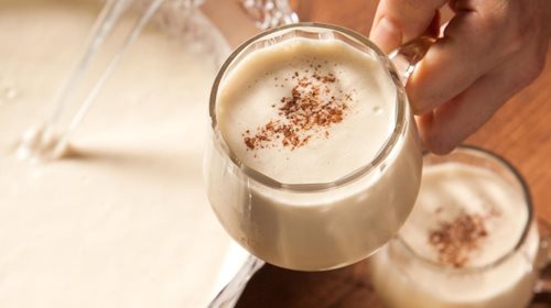 Eggnog, το χριστουγεννιάτικο ποτό της Αμερικής και του Καναδά, είναι πεντανόστιμο