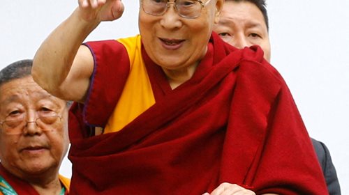 Σάλος με τον Δαλάι Λάμα: φίλησε ένα αγοράκι στο στόμα και του ζήτησε να του ρουφήξει τη γλώσσα 