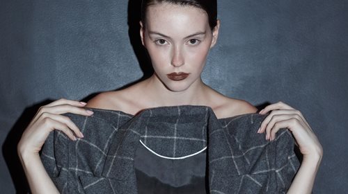 Majestæt: Η Μαρία Σταύρου μας συστήνει το νέο power suit της σύγχρονης γυναίκας