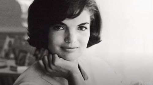 10 μαθήματα ομορφιάς από την Τζάκι Κένεντι που παραμένουν διαχρονικά