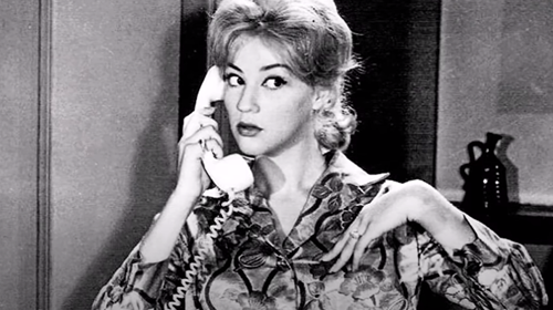 Ζωή Λάσκαρη: Με εντυπωσιακό λευκό πέπλο στα μαλλιά στον γάμο της με τον Πέτρο Κουτουμάνο