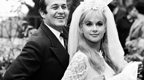 Αλίκη Βουγιουκλάκη & Δημήτρης Παπαμιχαήλ: Το εντυπωσιακό Givenchy νυφικό και ο γάμος που δεν κατάφερε να μείνει μυστικός