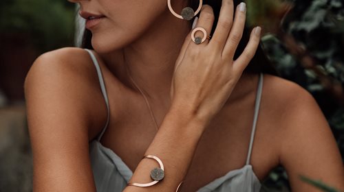 Θίς: Ο Δημήτρης Χατζησταμάτης δεν χτίζει παλάτια στην άμμο, αλλά φτιάχνει από αυτήν κοσμήματα