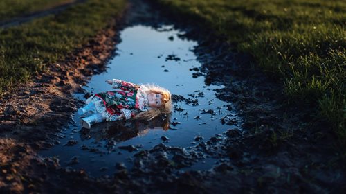 Η μητέρα που πυροβόλησε τον δολοφόνο της κόρης της 6 φορές μέσα στο δικαστήριο