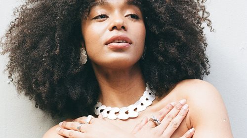 Eileen Pappas: Η Αϊλήν Παππά εμπνεύστηκε την πρόσφατη συλλογή της από δύο αδέσποτα γατάκια που υιοθέτησε