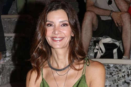 Η Κατερίνα Λέχου φόρεσε το κολακευτικό παντελόνι που θα αντικαταστήσει το τζιν σου φέτος την άνοιξη