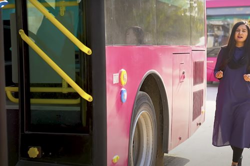 Τα ροζ λεωφορεία του Πακιστάν θα μεταφέρουν μόνο γυναίκες προκειμένου να προστατεύονται από σεξουαλική παρενόχληση