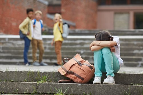 Νέο Ηράκλειο: 7χρονη βρέθηκε δεμένη στις τουαλέτες του σχολείου – Οι δηλώσεις του πατέρα της μετά την καταγγελία