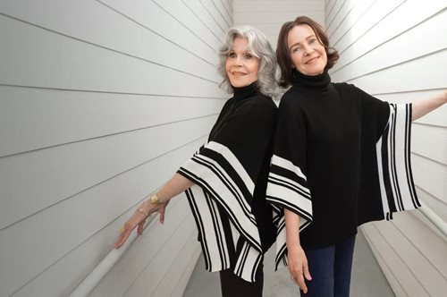 Τζέιν Φόντα: H 86χρονη σταρ φόρεσε ένα πόντσο για καλό σκοπό