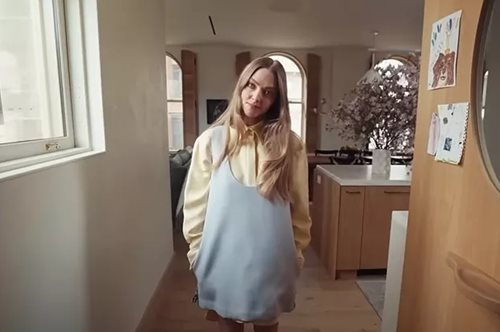 Aμάντα Σέιφριντ: Το γαλήνιο διαμέρισμά της στη Νέα Υόρκη