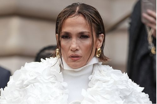 Τζένιφερ Λόπεζ: Το παλτό με αληθινά τριαντάφυλλα που επέλεξε στο Παρίσι