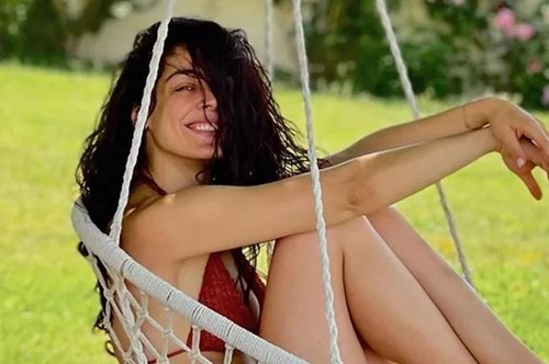 Η Ιωάννα Τριανταφυλλίδου φοράει τα πιο stylish γυαλιά ηλίου και μοιράζεται τις πιο χρήσιμες -ή και όχι- συμβουλές για τον καύσωνα