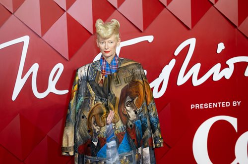 Τίλντα Σουίντον: η πιο σοφιστικέ εμφάνιση στο κόκκινο χαλί έχει μια ιστορία να πει